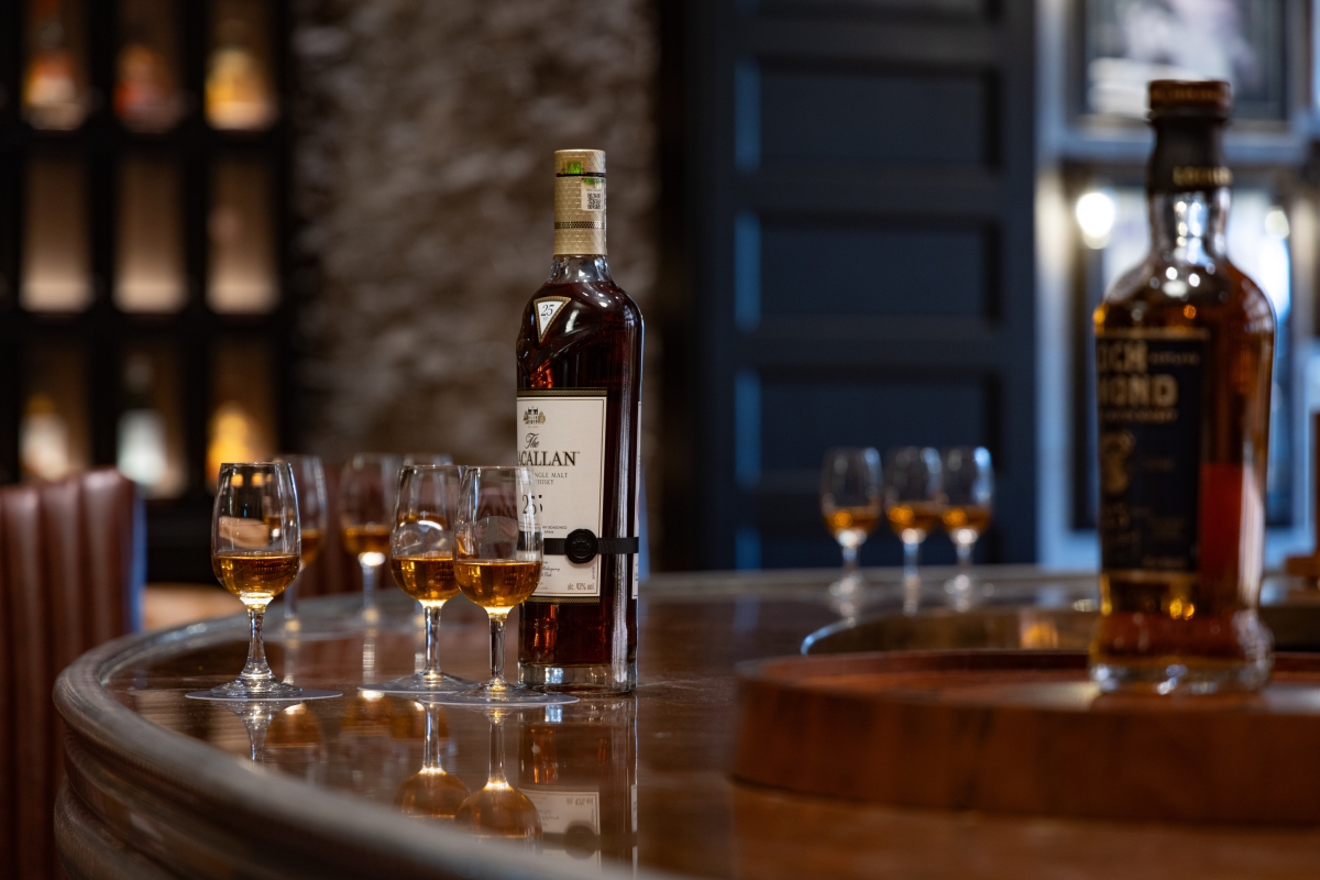 Cameron-House-Bar-Whisky Drams-Great Scots Bar-011