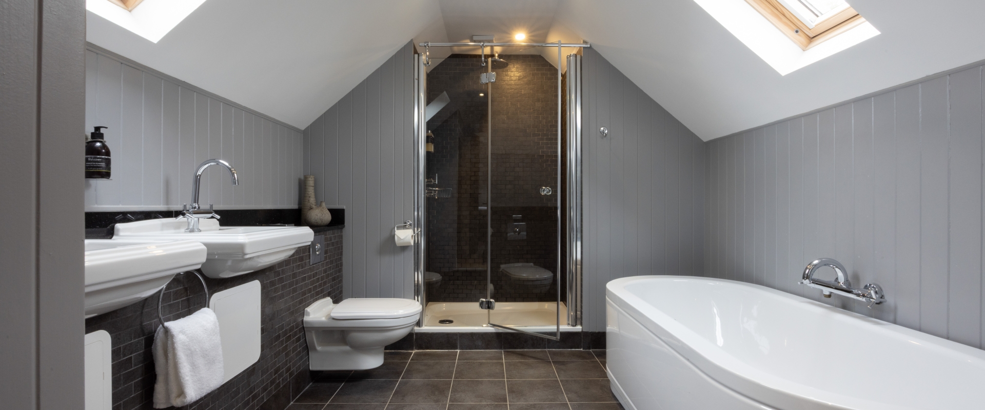 Cameron-Lodges-Cameron-Club-Cottage-Bathroom-Interior-003