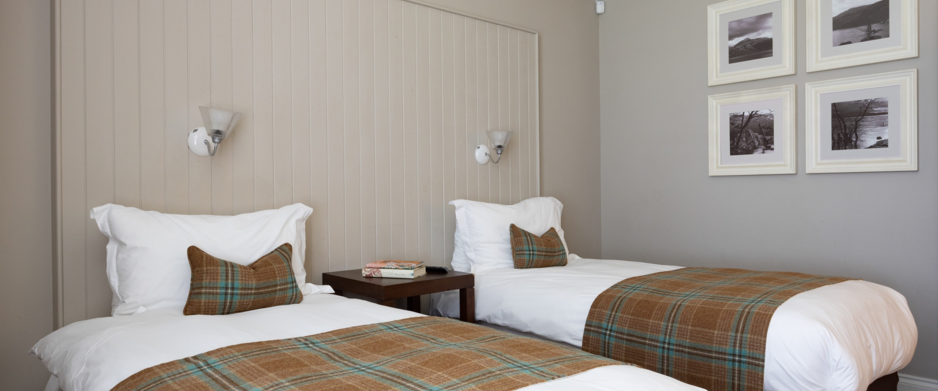 Cameron-Lodges-Cameron-Club-Cottage-Bedroom-Interior-001