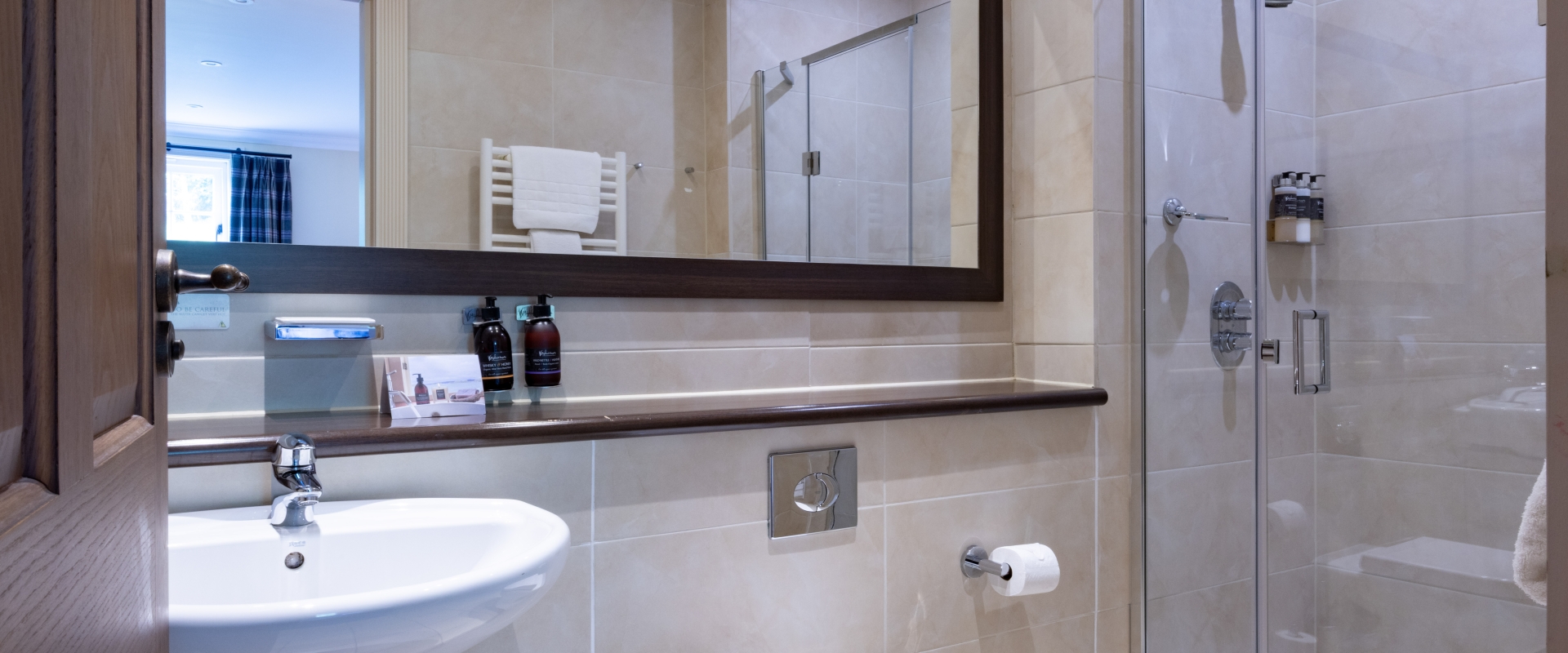 Cameron-Lodges-Cameron-Club-Loch-Lomond-Apartment-Golf-View-Bathroom-Interior-002