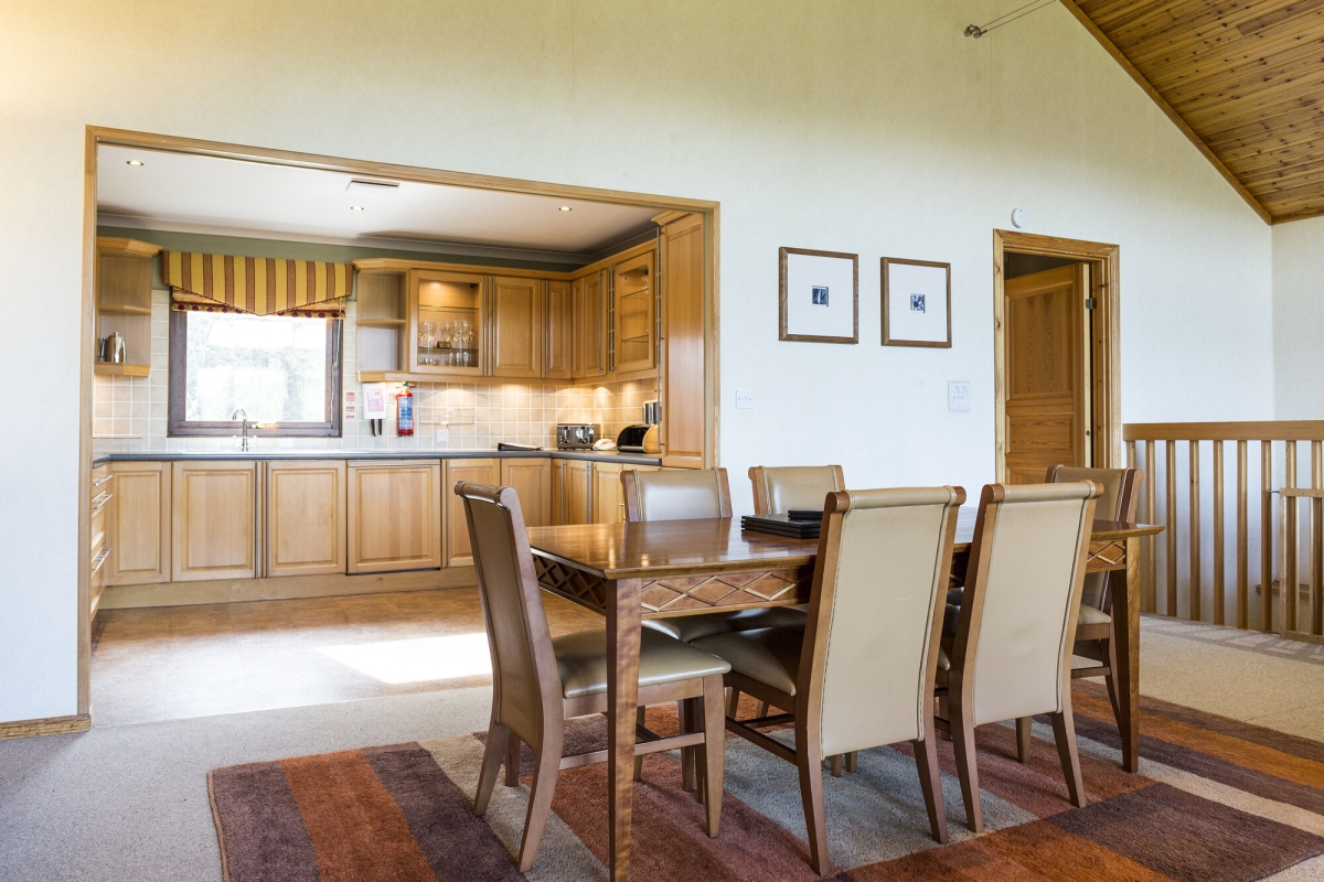 dining-area-two-bedroom-detached-lodge