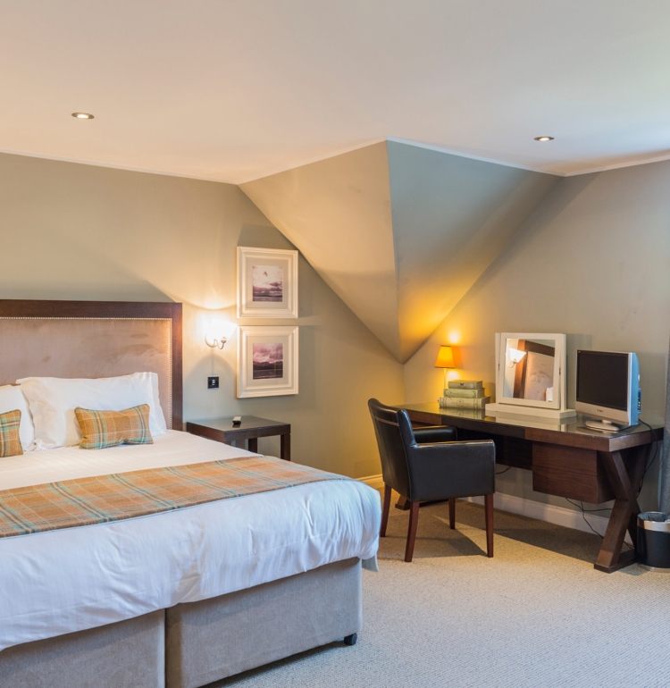 master-bedroom-two-bedroom-auchentullich-cottages