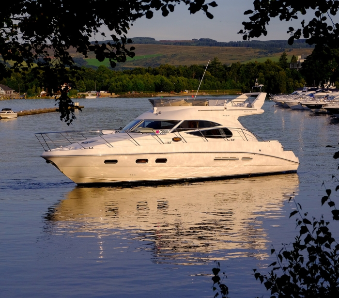 a boat on a champagne-cruise