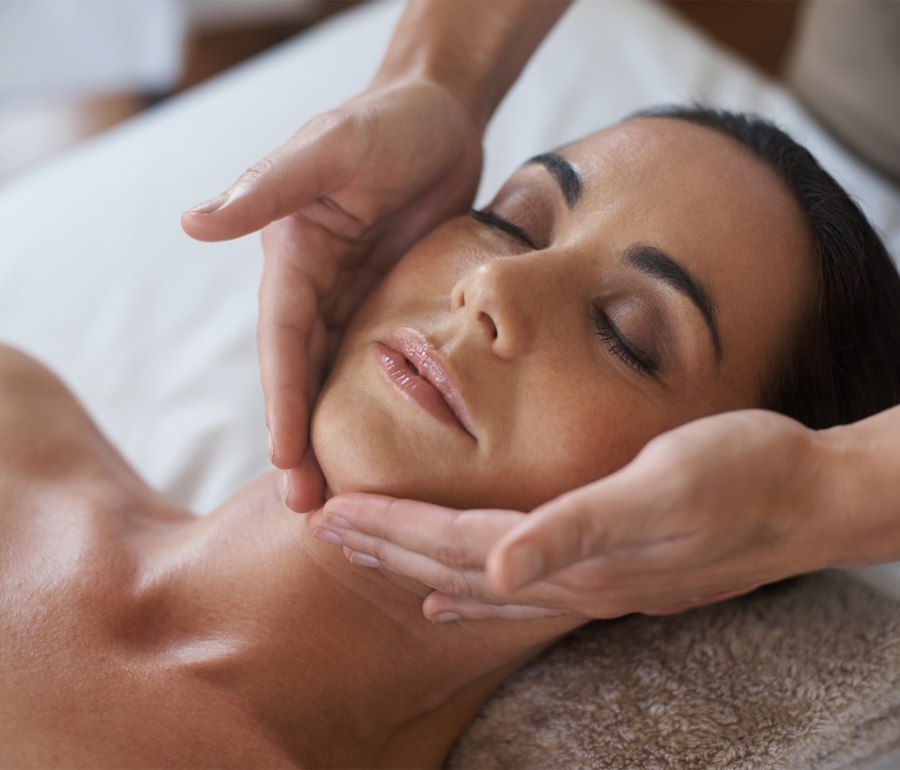 A women receiving a luxurious facial