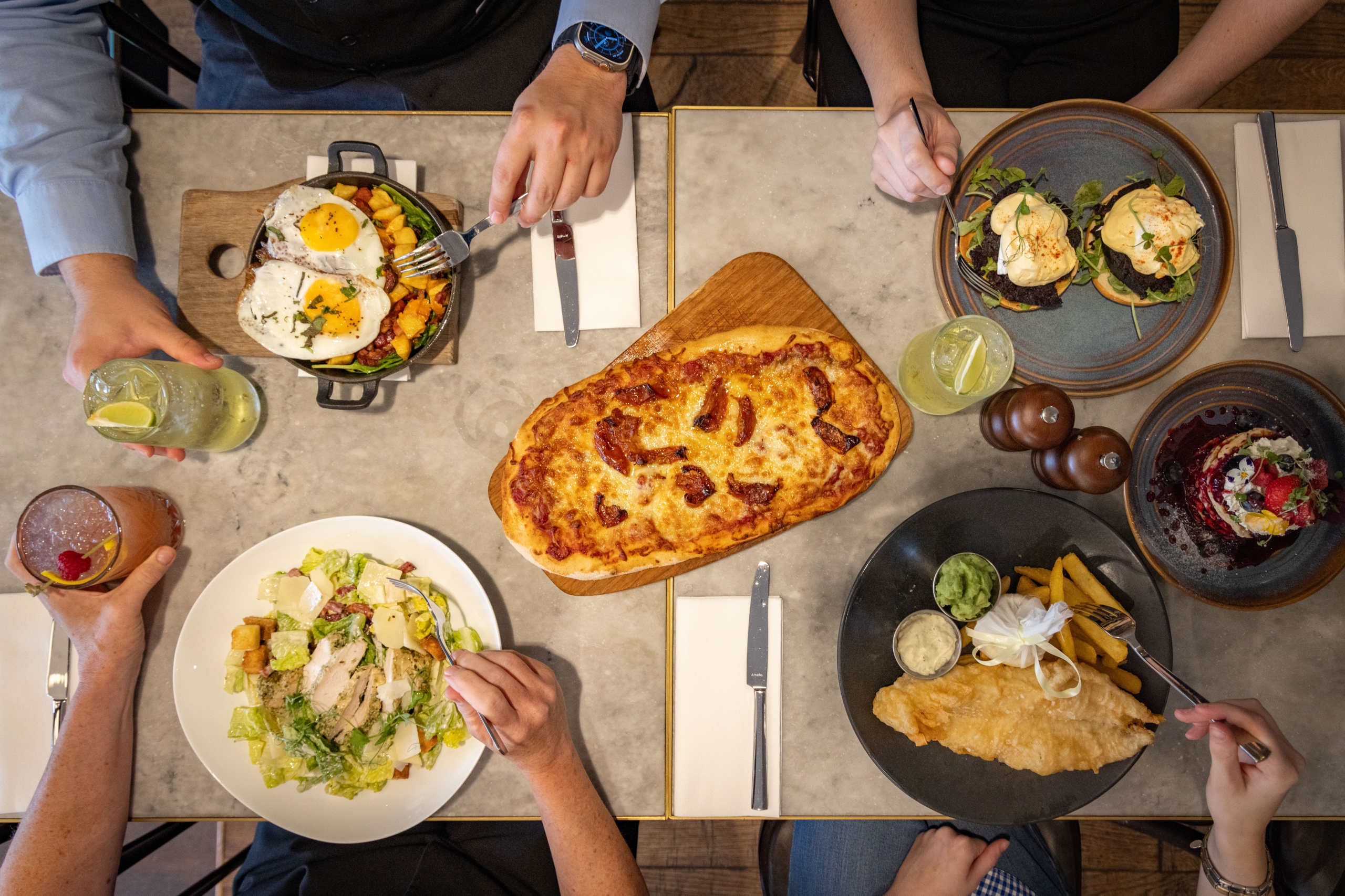 Cameron-House-Restaurant-Food on Table-The Tavern-032